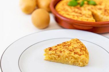 Beyaz backgro izole yumurta ve patates ile Omlet Parçası