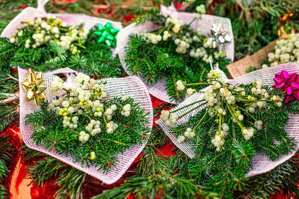 Cadeaux de Noël avec branches de sapin, plante de gui et Xm — Photo