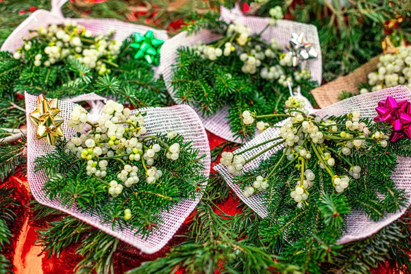 モミの木の枝、ミストリート植物とXmとクリスマスプレゼント — ストック写真