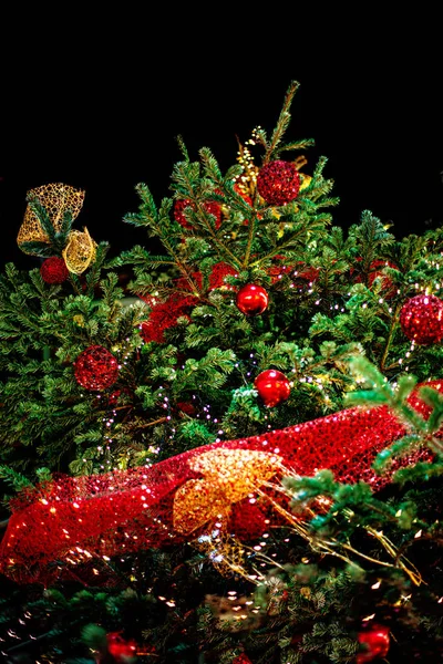 Weihnachtsbaum geschmückt mit roten Kugeln, festlicher Dekoration und — Stockfoto
