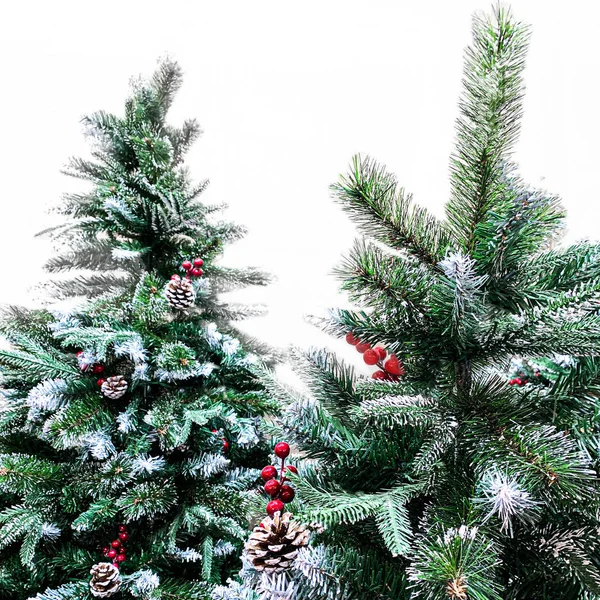松のコーンと赤で飾られたミニマルなクリスマスツリー — ストック写真