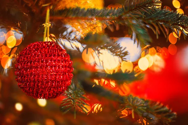 Χριστουγεννιάτικο δέντρο και χριστουγεννιάτικα στολίδια με κόκκινα μπιχλιμπίδια και BL — Φωτογραφία Αρχείου
