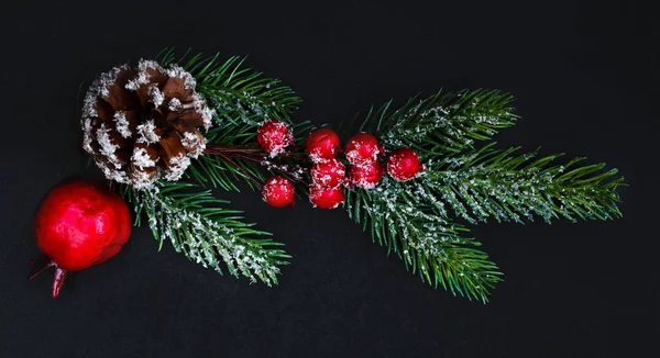 Ramas de árboles de Navidad decoradas con bayas rojas en bac negro —  Fotos de Stock