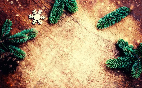 暗い木製のイノシシにお祝いの装飾とクリスマスの背景 — ストック写真