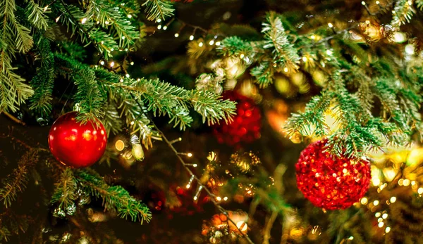 Kerstboom en kerstversiering met hangende rode bauble — Stockfoto