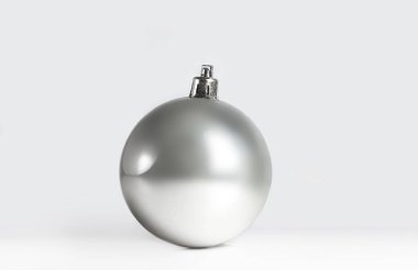 Beyaz arka planda gümüş bir Noel balosu. Kapatın. Gelenek