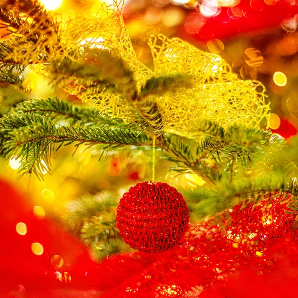 Weihnachtsbaum und Christbaumschmuck mit roten Kugeln und Bl — Stockfoto