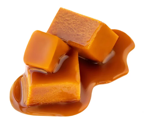 Karamel Geïsoleerd Witte Achtergrond Karamel Stukjes Met Stromende Toffee Saus — Stockfoto