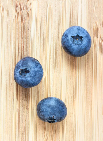 Blaubeeren Auf Einem Holztisch Frisch Gepflückte Blaubeeren Von Oben Kopierraum — Stockfoto