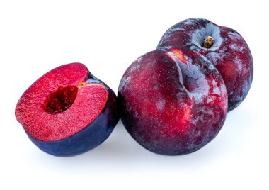 Beyaz arka planda yalıtılmış erik meyveleri. Taze erikler yakın plan.