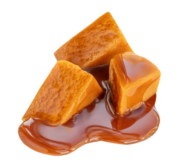 Drie Karamel Stukken Geïsoleerd Witte Achtergrond Zoet Toffee Karamel Snoepjes — Stockfoto