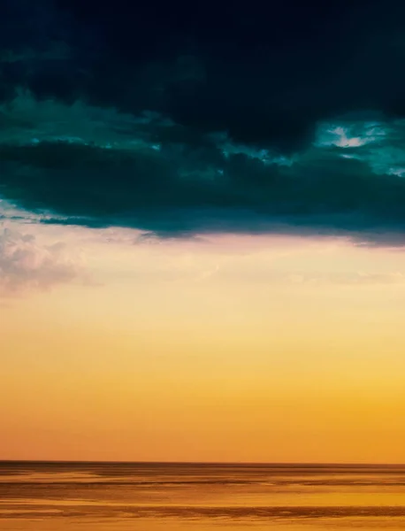 Dramatický Západ Slunce Moře Horizont Obloha Mraky Západ Slunce Krajina — Stock fotografie