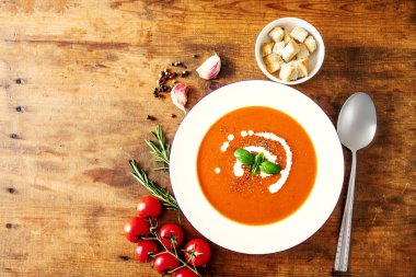 Domates çorbası. Ahşap zemin üzerinde domateslerden yapılmış çorba püresi. Üst Manzara. Düz yatıyordu