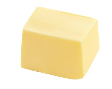 Beyaz arka planda izole edilmiş bir parça tereyağı. Dilimlenmiş Tereyağı bloğu yakın plan