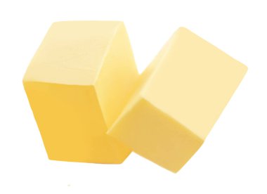 Tereyağı parçaları beyaz arka planda izole edilmiş. Tereyağından kıl çeker gibi. Düz yatıyordu