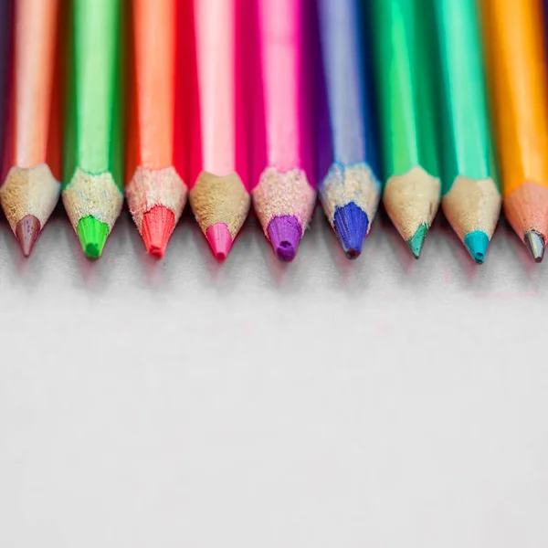 Wracając Koncepcji Szkoły Kolorowe Ołówki Jasnym Tle Przestrzeń Kopiowania Widok — Zdjęcie stockowe