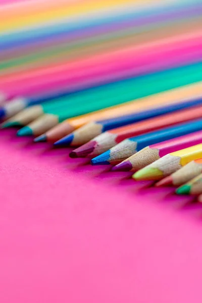 Vuelta Concepto Escolar Lápices Colores Sobre Fondo Rosa Copyspace Vista —  Fotos de Stock