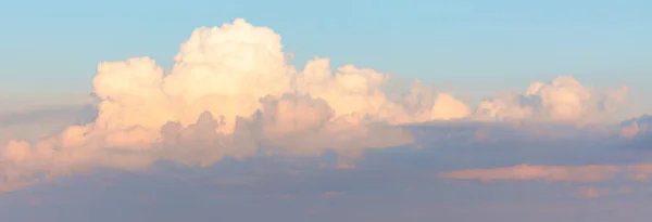 Panorama Lindo Com Céu Azul Nuvens Fofas Nascer Sol Imagem — Fotografia de Stock