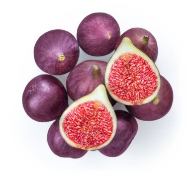 Taze incir. Tam ve dilimlenmiş incirler beyaz arka planda izole edilmiş.