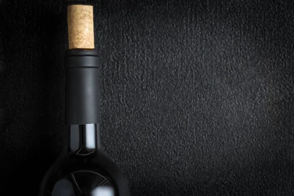 Láhev Červeného Vína Vínovým Korkem Černém Pozadí Copyspsce Vinařský Koncept — Stock fotografie