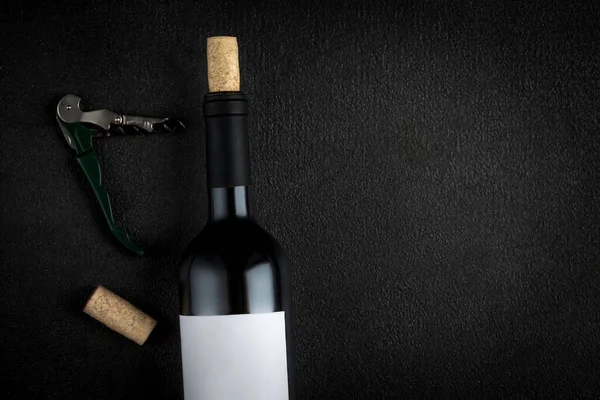 Una Botella Vino Tinto Sacacorchos Tapones Vino Sobre Fondo Negro —  Fotos de Stock