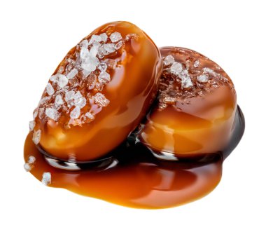 Beyaz arka planda karamel ve sos. Tuzlu karamel yakın çekim.