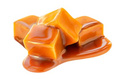 Beyaz arka planda izole edilmiş yumuşak erimiş karamel. Karamel soslu şekerleme akışı. Macr.