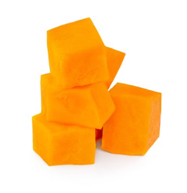 Taze turuncu balkabağı parçaları beyaz arkaplanda izole edilmiş..