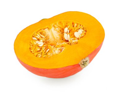 Yarım portakallı balkabağı beyaz arka planda izole edilmiş. Dekoratif balkabağı kapanışı