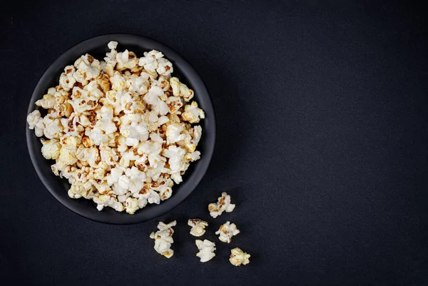 Verstreut Gesalzenes Popcorn Einer Schüssel Auf Schwarzem Hintergrund Mit Kopierraum — Stockfoto