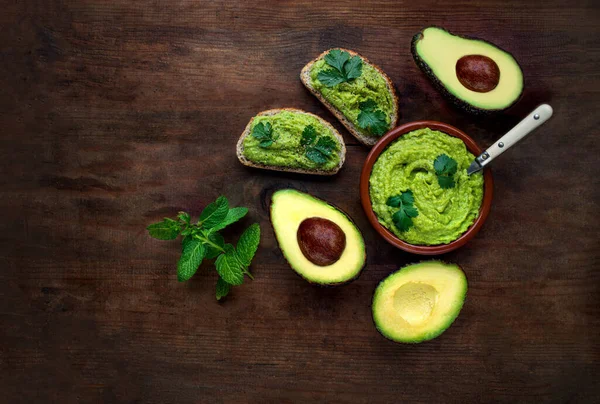 Avokádó Sötét Háttér Guacamole Szósz Avokádós Pirítóssal Mentával Gyógynövényekkel Első — Stock Fotó