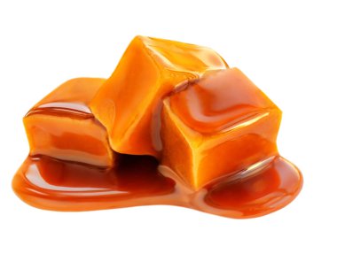 Beyaz arka planda izole edilmiş yumuşak erimiş karamel. Karamel soslu şekerleme akışı. Macr.