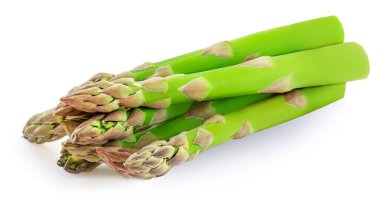 Kuşkonmaz beyaz arka planda izole edilmiş. Çiğ kuşkonmaz yakın çekim. Vegan Gıda Konsepti
