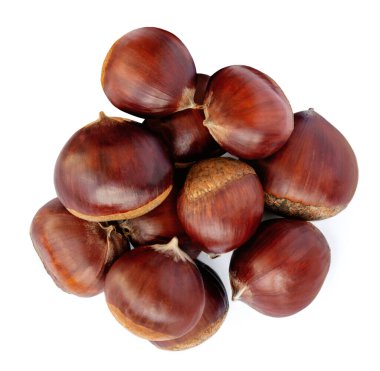 Beyaz arka planda izole edilmiş at kestaneleri (Aesculus) meyveleri. Noel manzarası için tatlı kestaneler. Düz yatıyordu