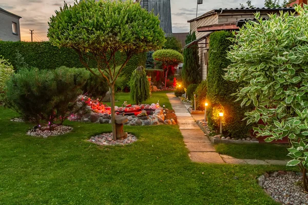 Jardin Éclairé Par Des Lampes — Photo