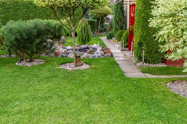 Lambalar tarafından aydınlatılan Bahçe