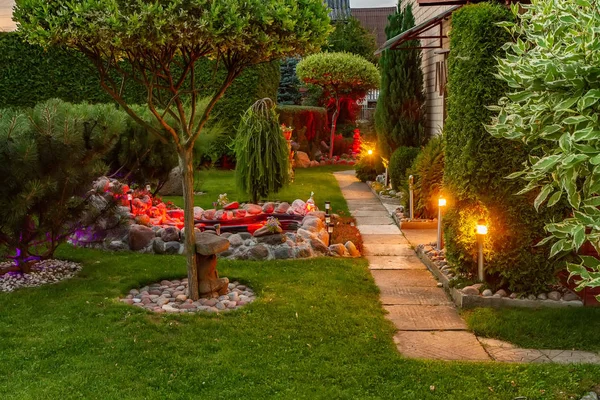 Garten Mit Lampen Beleuchtet — Stockfoto