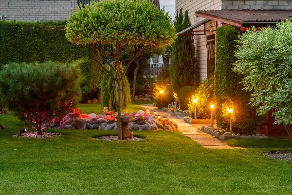 Garten Mit Lampen Beleuchtet — Stockfoto