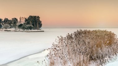 Kışın ortasında donmuş ve karla kaplı Kaunas lagoon