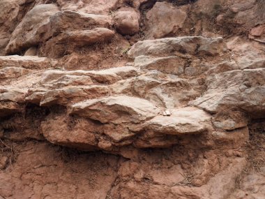 Olağandışı kırmızı-pembe kayalar.