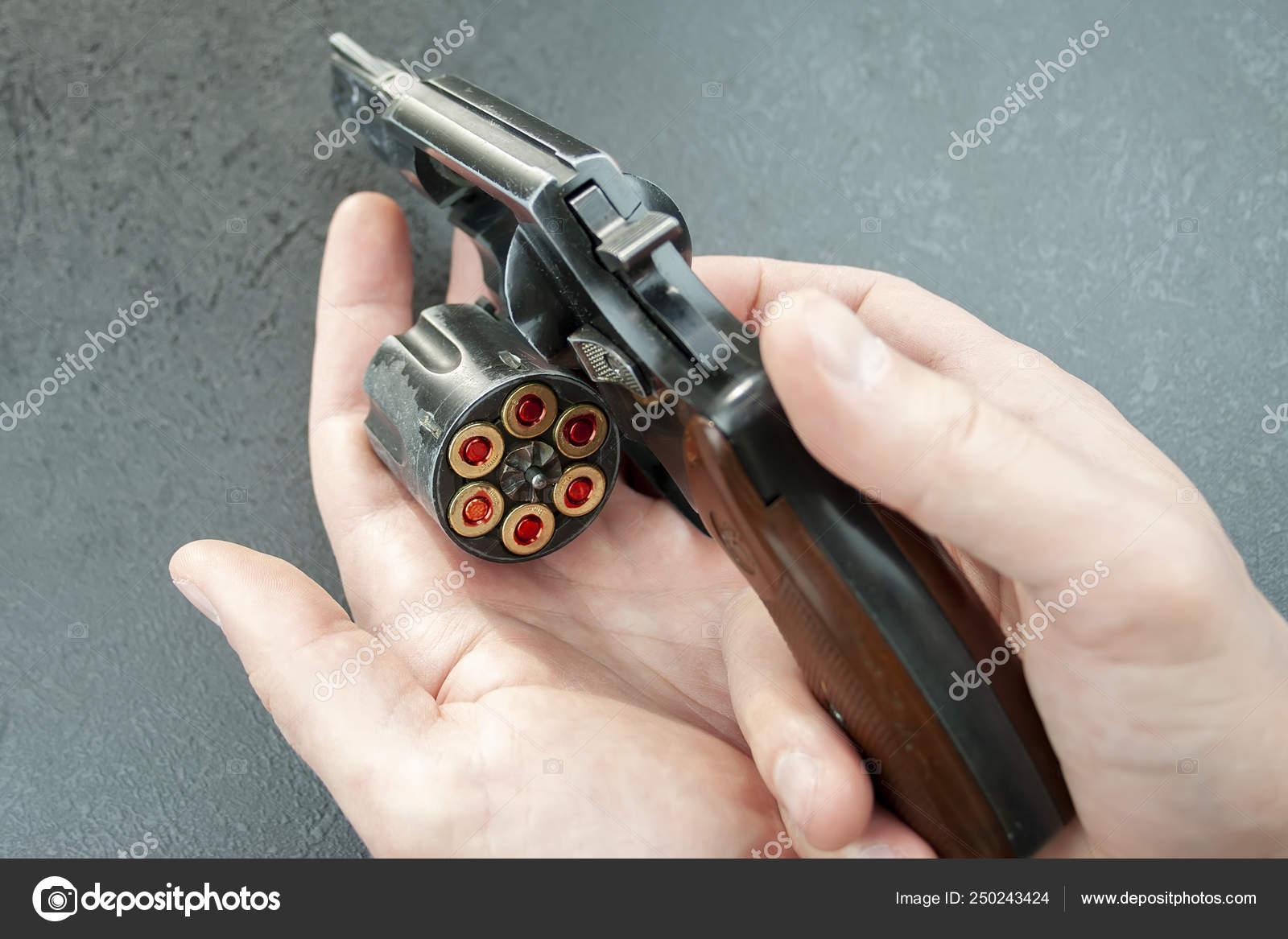 Manos Sosteniendo Revólver Con Tambor Abierto Con Cartuchos — Foto de stock  #250243424 © Bykfa, image size:1600x1167