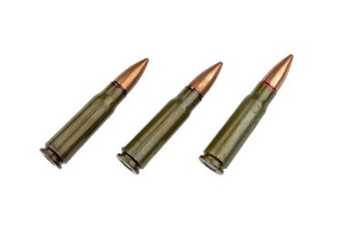 Üç 7.62 mm kartuş için bir Kalaşnikof saldırı tüfeği beyaz arka plan üzerinde izole