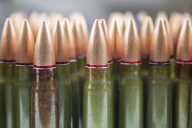 Çok yeşil ve kahverengi bir 7.62 mm kartuş Kalaşnikof saldırı tüfeği