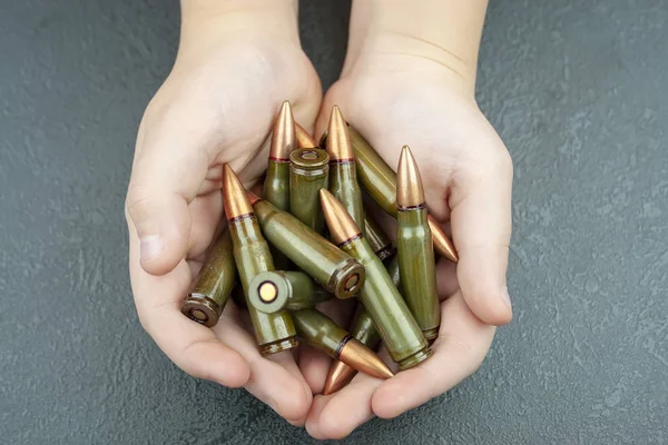 Çocuk Elinde Kalaşnikof Saldırı Tüfeği Yeşil Kartuş Avuç — Stok fotoğraf