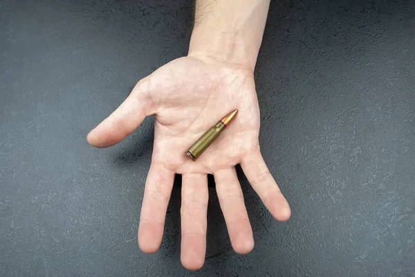 一个人手里的卡拉什尼科夫突击步枪的绿色7 毫米子弹 — 图库照片