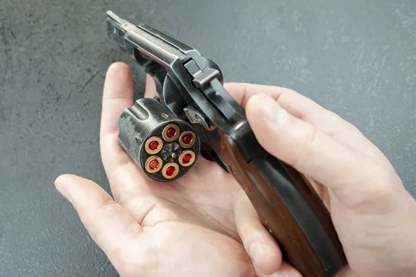 Руки Держат Револьвер Открытым Барабаном Патронами — стоковое фото