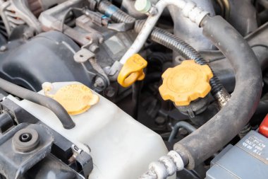 Petrol sonda, kap ve antifriz tankı. Bir düz-dört (boksör) araba motor bölmesi açık başlık altında detayını kapatın