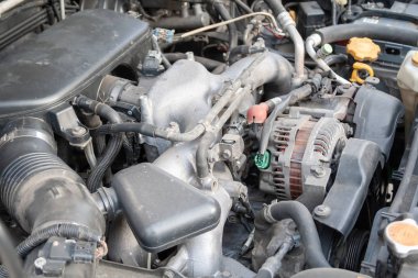 Bir düz-dört (boksör) araba motoru açık başlık altında detayını kapatın