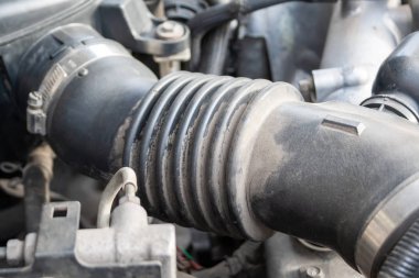 Hava filtre çıkış hortumu. Bir düz-dört (boksör) araba motor bölmesi açık başlık altında detayını kapatın