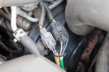 Bir araba motoru açık başlık altında teller
